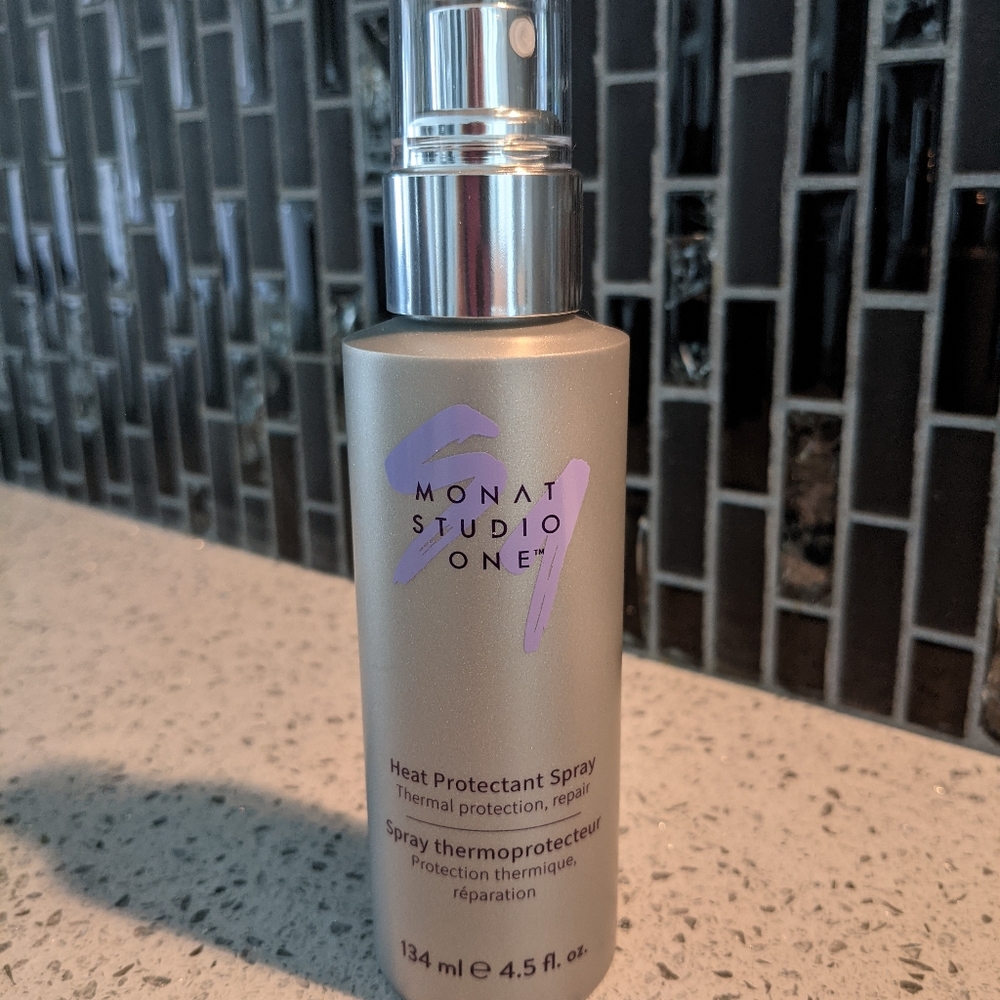 Monat heat protectant spray